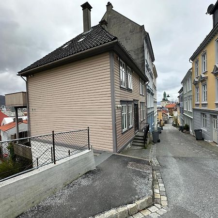 Ferienwohnung Sjarmerende Bolig Like Ved Togstasjonen Bergen Exterior foto